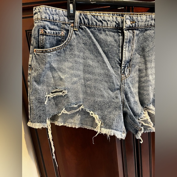 Wild Fable Blue Denim Cut-Off Zip Fly Distressed Jean Shorts Woman’s Plus - 22W - Picture 4 of 6